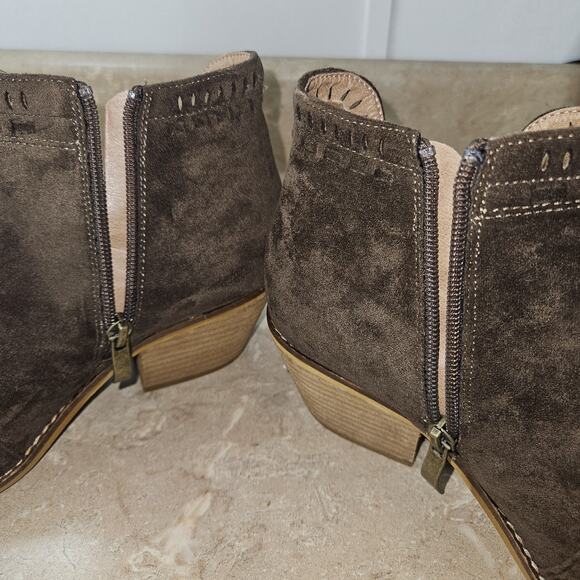Boutique By CORKYS Booties womens SZ 8 Suede Cutout Ankle Boot Festival Fair - Picture 10 of 11